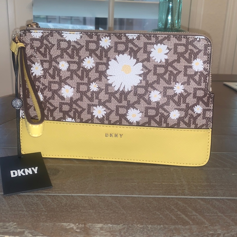 NWT, DKNY, Daisy print large wristlet.